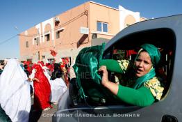 Image du Maroc Professionnelle de  Des femmes marocaines défilent dans une rue de Laâyoune pour célébrer le 40e anniversaire de la Marche verte, la veille de l'arrivée du souverain qui entamera une campagne pour promouvoir le plan de décentralisation marocain et stimuler les investissements à Laayoune, samedi 7 novembre 2015. Mohammed VI effectue sa première visite officielle au Sahara depuis 2006, à l'occasion du 40e anniversaire de la Marche verte, son père, le défunt roi Hassan II, avait envoyé 350 000 Marocains sans armes pour recouvrir l'intégrité territoriale du Maroc.  (Photo / Abdeljalil Bounhar) 